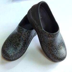 Crocs, Neria Pro II gray and black speckled work clogs. Sz 6